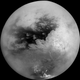 Sangri-La es la región oscura en esta imagen de Titán tomada por los cámaras de infrarrojos de la Cassini.